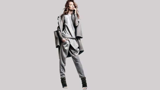 56 岁白岩松踢球摔倒久不能起，他目前情况如何？踢球时需要注意什么？